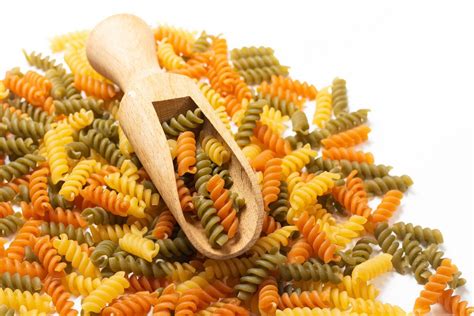 Haufen Dreifarbige Ungekochte Fusilli Pasta Mit Holzschaufel Vor