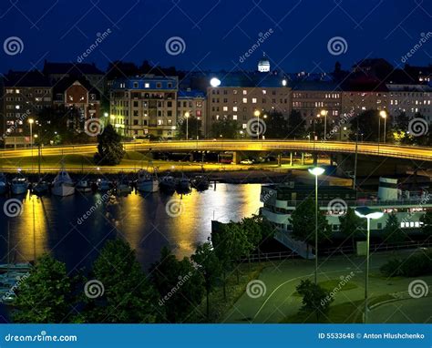 Helsínquia na noite foto de stock Imagem de moderno finlândia 5533648