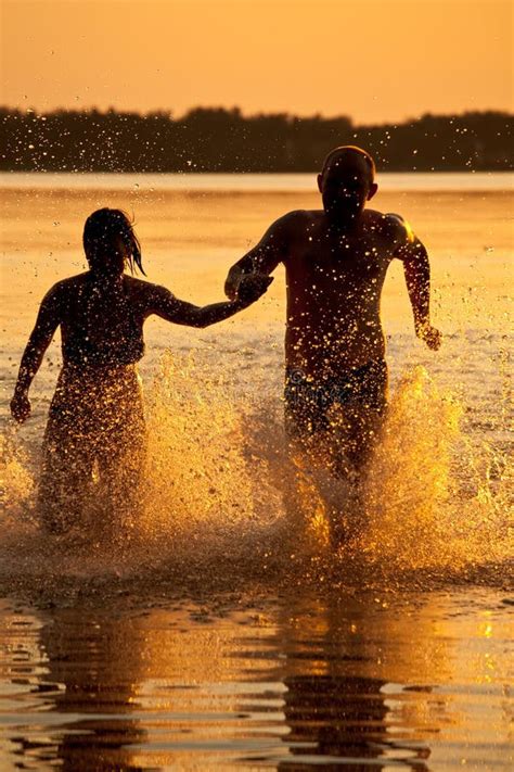 Couples Romantiques Sur Le Bord De La Mer Photo Stock Image Du