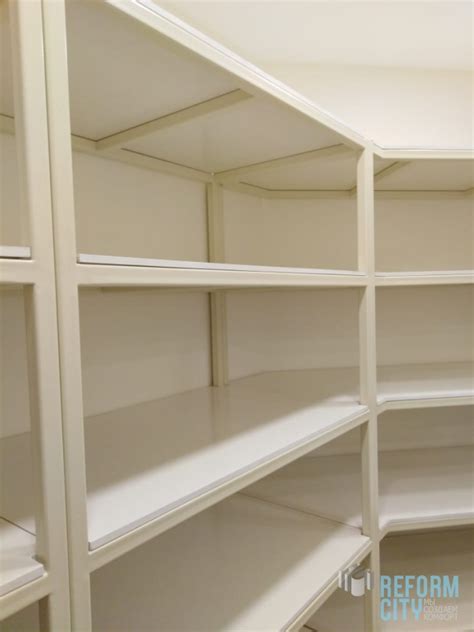 Белые стеллажи в кладовку