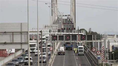 Huyen De La Polic A A Pie Por El Puente Del Centenario De Sevilla Con