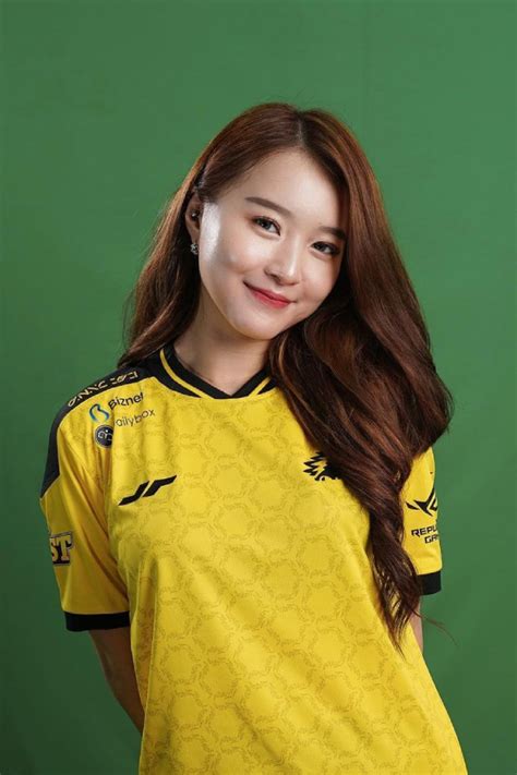 Galeri Foto Cewek Igo Seksi Indonesia Yang Jadi Brand Ambassador Esport Dan Gamer Dzargon