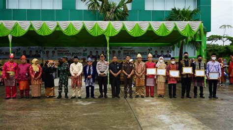 Kenakan Pakaian Adat Nusantara Upacara Hingga Syukuran Digelar Di Man