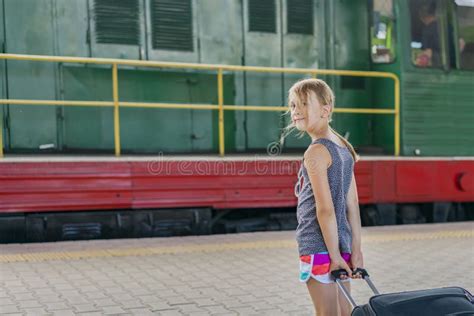 Une Fille Et Une Locomotive Photo Stock Image Du Rouill Longerons