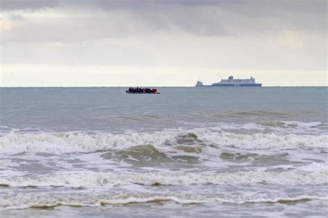 Un Enfant Et Trois Adultes Sont Morts En Tentant De Rejoindre L