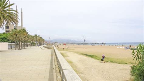 Playa Sant Adria Del Besos Con Tres Chimeneas En El Fondo Barcelona