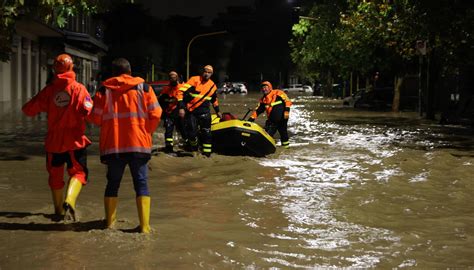 Tempesta Ciaran Causa Torrenti Esondati In Toscana Con Vittime E Danni