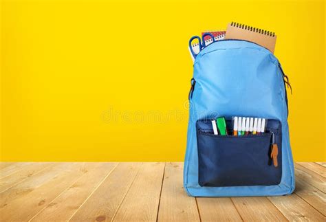 Mochila De Bolso Escolar Con Cuadernos Sobre Mesa De Madera Y Fondo