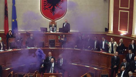 Il Video Dei Fumogeni Nell Aula Del Parlamento In Albania E Scontri Tra