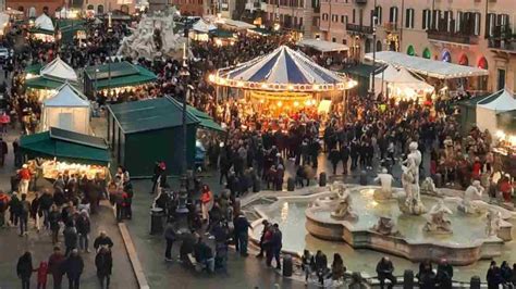 Tutto Pronto Per Larrivo Della Befana In Piazza Navona Ore