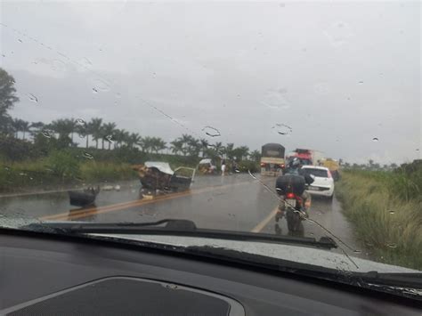 Carro Roda Na Br 365 Bate Em Carreta Se Parte Ao Meio E Deixa Dois