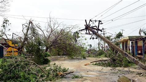 Cyclone Gaja Leaves 40 Dead Over 80000 Stranded Tn Seeks Central