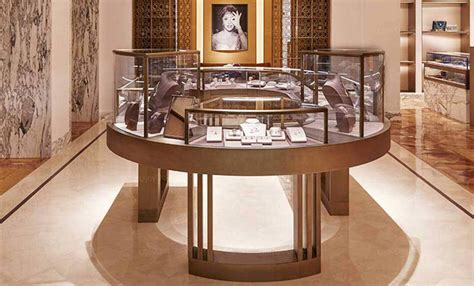 Curved Jewelry Showcases In Attractive Jewelry Store Design Ujoy