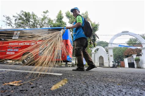 Petugas Kebersihan Kota Bandung Siap Bertugas Saat Lebaran Dan