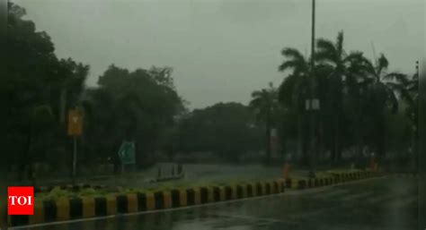 Delhi Ncr Wakes Up To Rain And Thunderstorm 6 Flights Diverted Traffic Hit Delhi News Times