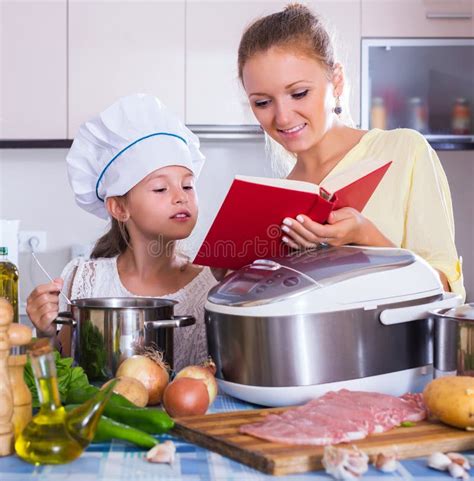 Madre Y Niño Que Preparan La Carne Imagen de archivo Imagen de