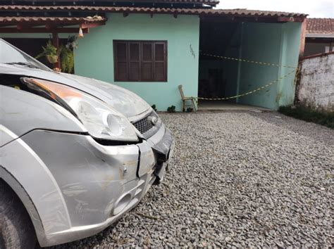 VÍDEO Homem acelera carro e destrói parede de garagem em Joinville