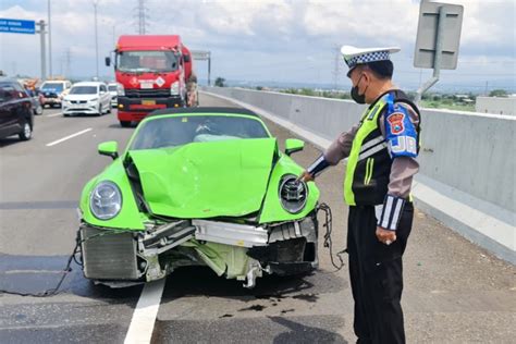 Pengakuan Pengemudi Porsche Tabrak Grand Livina Di Tol Kejapanan