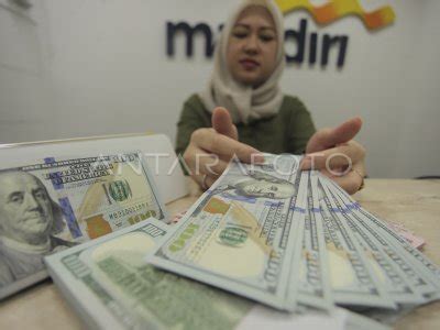 Rupiah Ditutup Melemah Terhadap Dolar Antara Foto