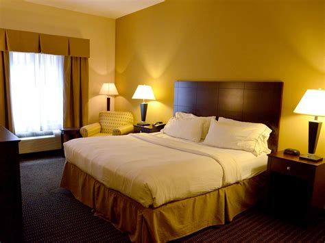 Affordable Pet-Friendly Hotel in Sidney, MT | Holiday Inn Express & Suites Sidney