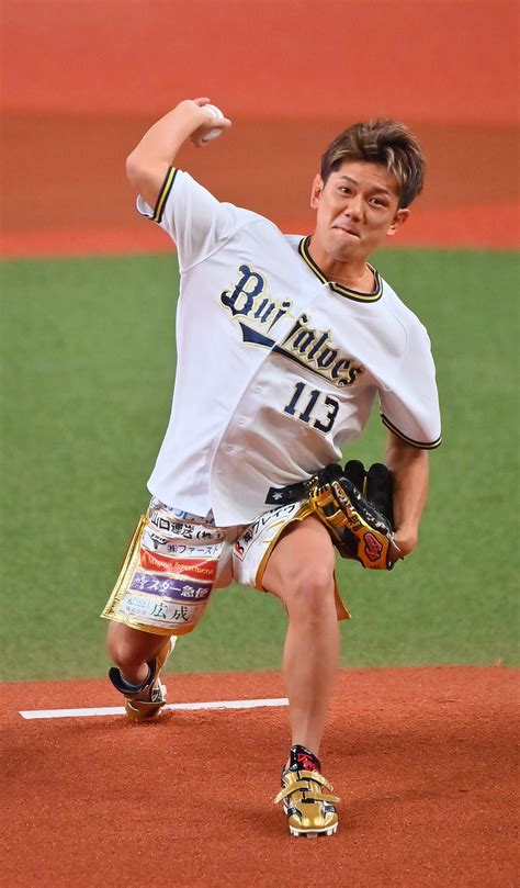 【オリックス】格闘家の皇治が杉本裕太郎相手に始球式「今年は日本一」投げ終えラオウの尻キック プロ野球写真ニュース 日刊スポーツ