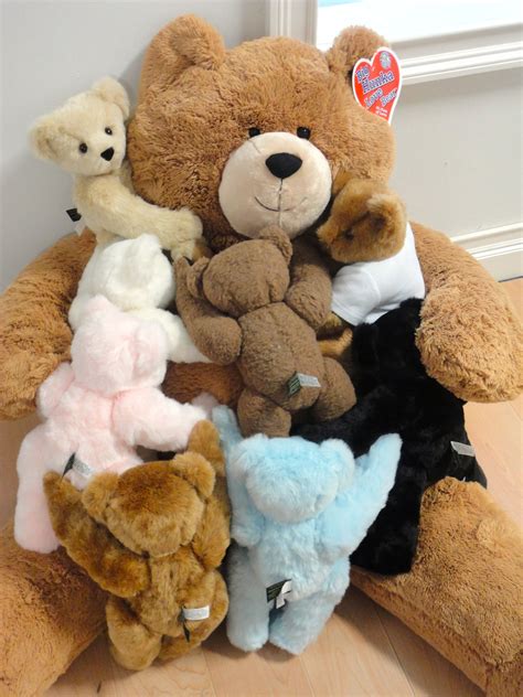 Big Hunka Love Bear With His Little Buddies Teddy Bear Wallpaper