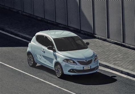 Foto Lancia Ypsilon 2023 Verde Rugiada Patentati