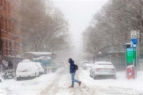 NY Braces for Second Day of Snow - The New York Times