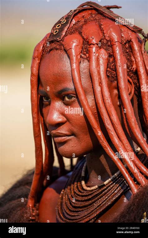 Portrait Dune Jeune Femme De La Tribu Himba Avec Une Coiffure