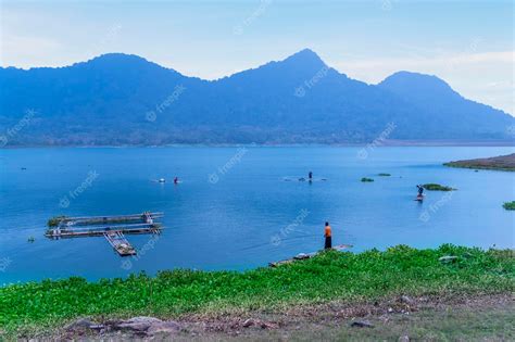 Premium Photo | Fisherman fishing on the jatiluhur reservoir