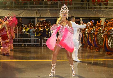 Veja Fotos De Ellen Rocche Rainha De Bateria Da Rosas De Ouro No