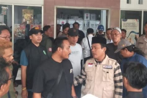 Digeruduk Ratusan Relawan Caleg Pkb Ketua Ppk Cikampek Terancam