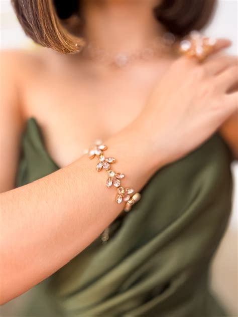 Kit Colar Brinco E Pulseira Nude Dourado De Pedraria Rainha