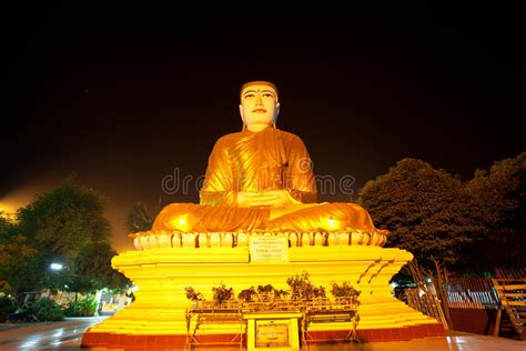 Estatua De Buddhas Imagen De Archivo Imagen De Budista 18976897