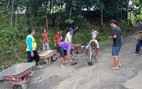 Karang Taruna Kalurahan Sawahan Relawan Kerja Bakti Menambal Jalan