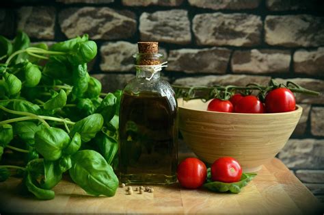 olive oil tomatoes basil  photo  pixabay