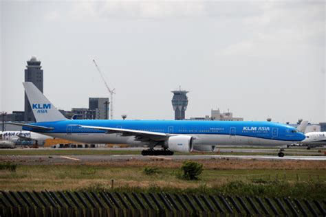 Klmオランダ航空 Boeing 777 300 Ph Bvc 成田国際空港 航空フォト By アルビレオさん 撮影2021年04月28日