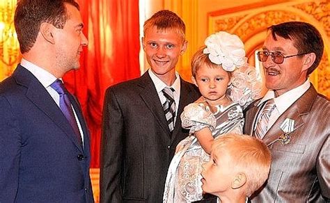 Ceremony awarding the Order of Parental Glory to parents of large ...