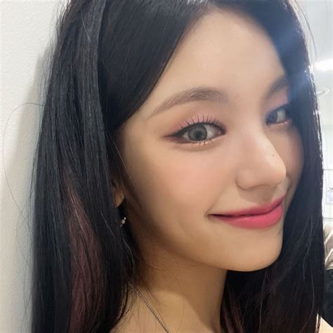 Yeji Selca Icon Kpop Itzy Pfp Kpop Kpopicons In 2022 Itzy Kpop Icon