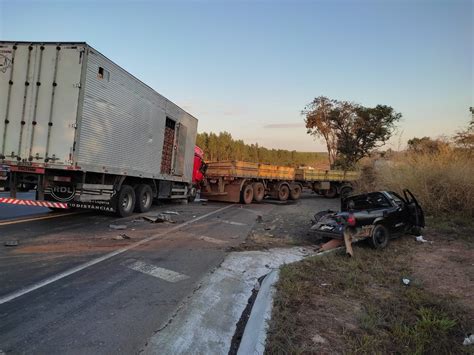 Acidente entre caminhão carro e carreta deixa duas pessoas feridas na