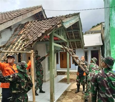 Anggota Kodim Kota Sukabumi Karya Bhakti Bantu Warga Yang