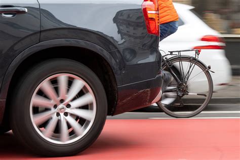 St Ingbert Autofahrerin Missachtet Vorfahrt Von Radfahrer Und