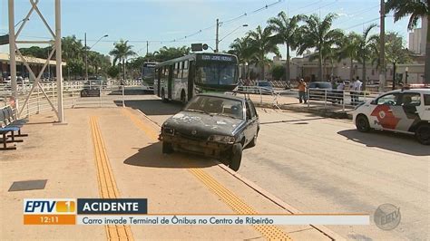 Motorista sofre mal súbito bate em 2 carros e invade terminal de