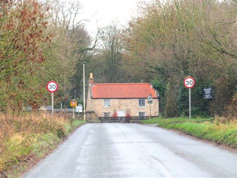 Approach To The Main Road At Barkston Gordon Hatton Cc By Sa 2 0