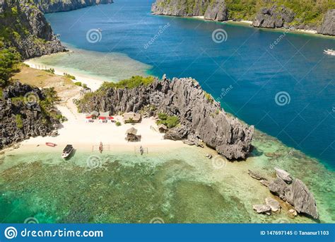 Isla Tropical Con La Orilla Rocosa Y La Playa Blanca Rutas Tur Sticas