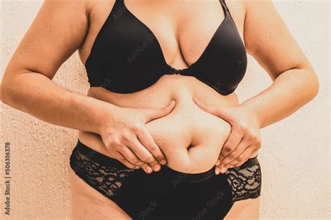 Cuerpo De Mujer Gorda En Ropa Interior Agarrando Su Barriga Panza