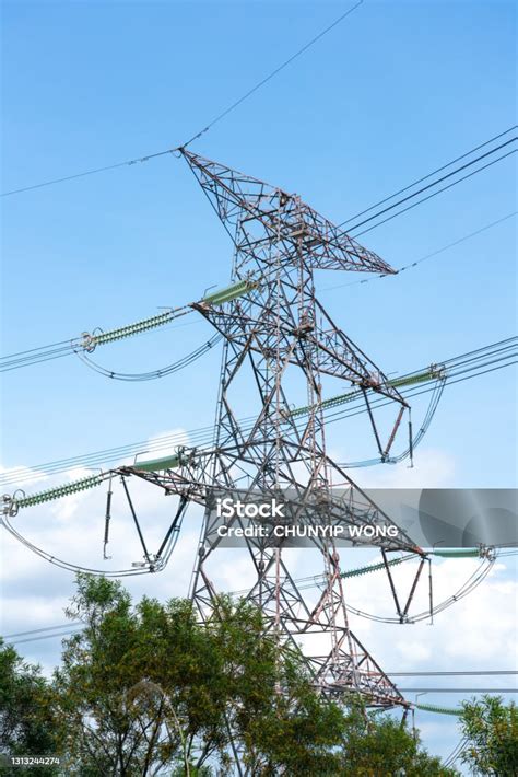 Menara Tegangan Tinggi Listrik Dengan Saluran Listrik Terhadap Langit