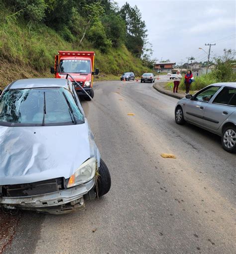 Mulher Fica Ferida Ap S Capotar Ve Culo Em Ibirama Rede Vale Norte