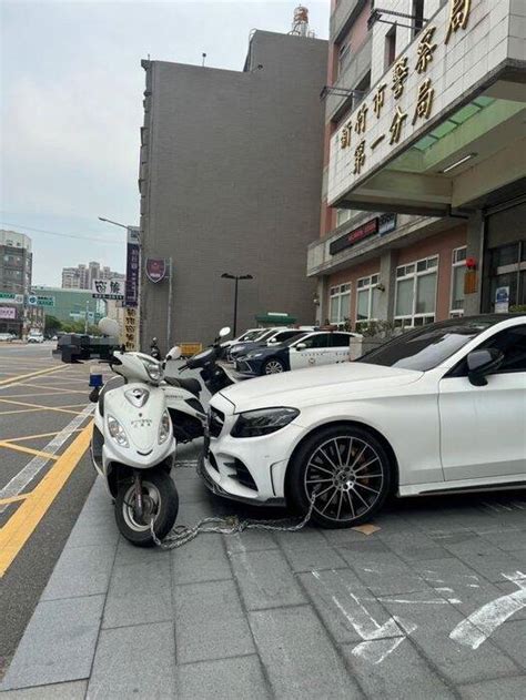 警察也怕被偷車？新竹警分局前賓士車與警用機車鎖一起 民眾好奇 新竹市 自由時報電子報