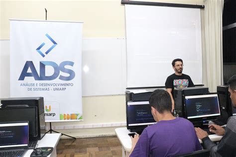 Acad Micos Do Curso De An Lise E Desenvolvimento De Sistemas Fazem